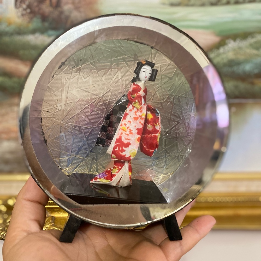 Vintage Japanese Geisha Figurine Art